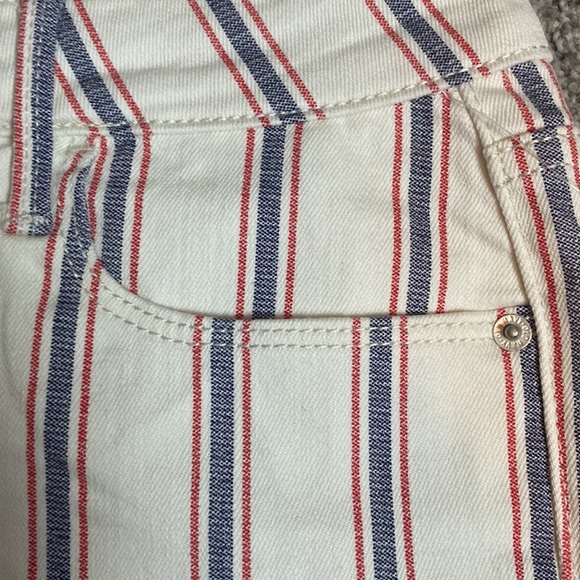Old Navy Women’s Mid Rise Button Fly Red White Blue Stretch Shorts 5” Inseam NWT - Picture 3 of 7
